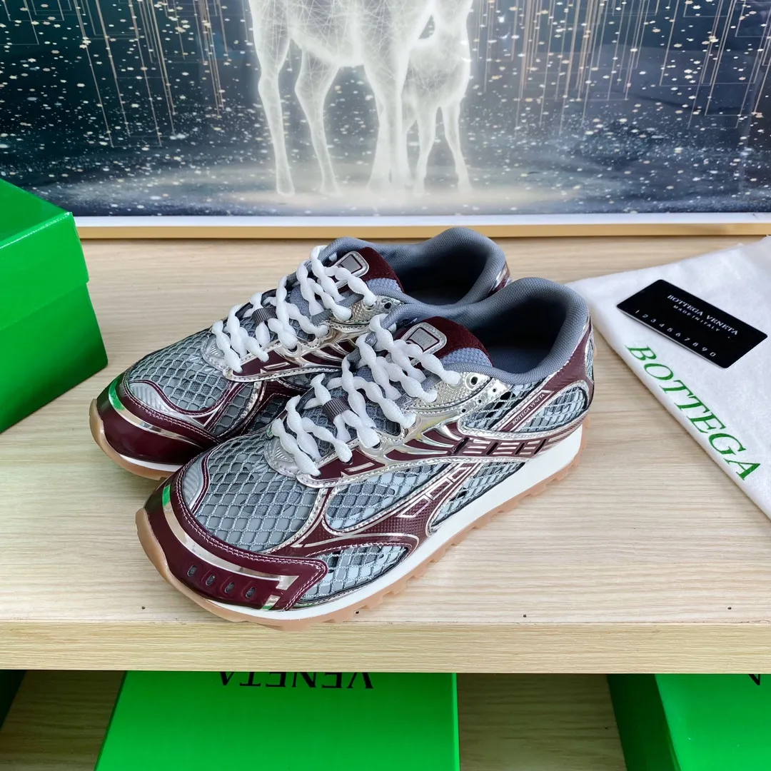 p620🐮🐮High-end version, the original 1:1 couple style new model is on the shelves🔥BV Orbit sneakers Wang Yibo's same style couple's Dad Runner sneakers, made of lightweight technical mesh fabric. Features a geometric patterned rubber outsole. The outsole is made of color-blocked TPU outsole. Size: women’s shoes 35-40, men’s shoes 39-45.